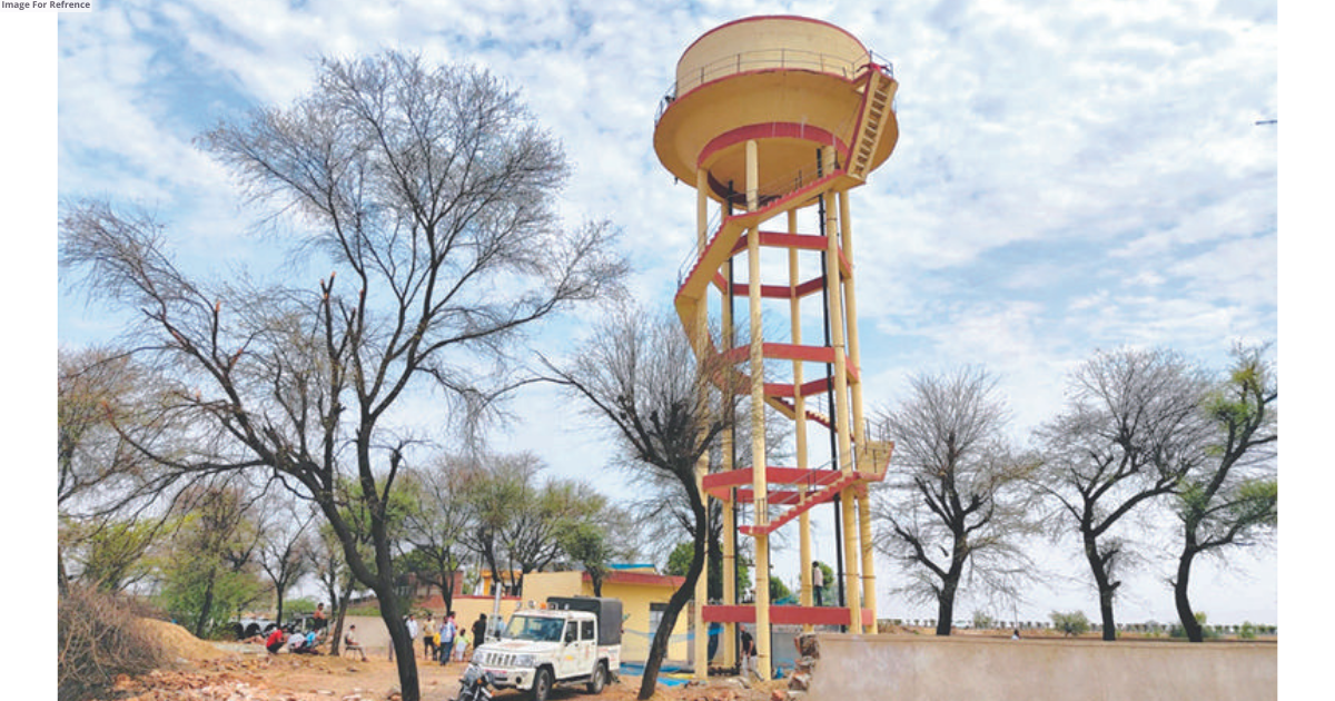 Dausa: Four members of family climb water tank over land dispute
